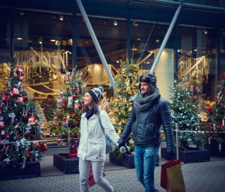 Click Here To Enlarge This Photo Of Christmas Shopping in Nottingham